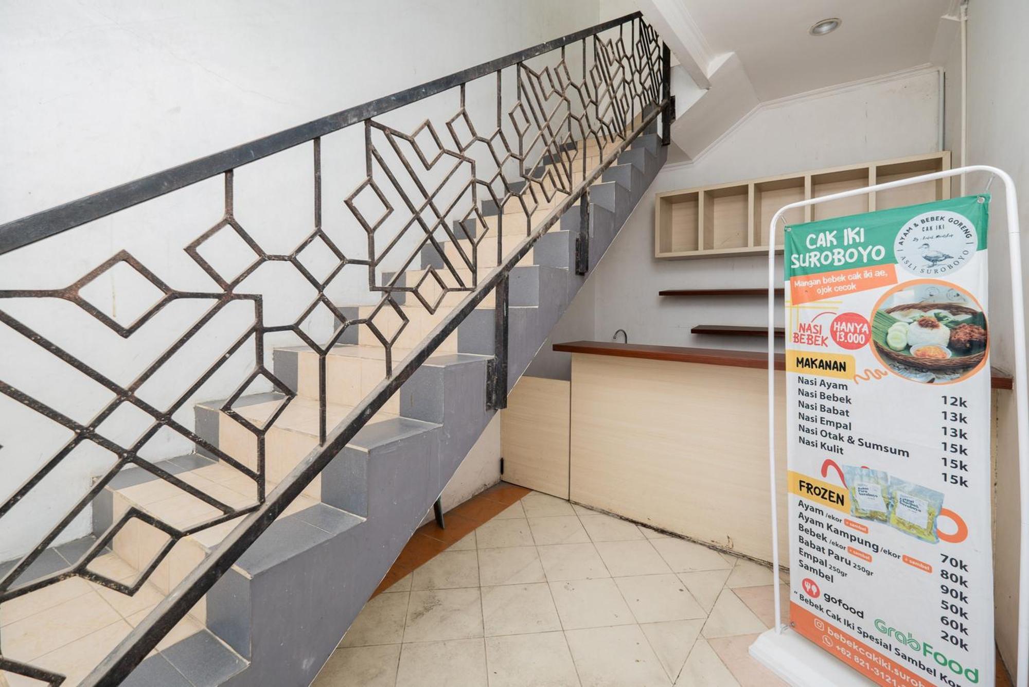 Reddoorz Plus @ Gunungsari Surabaya Kedurus Exterior photo